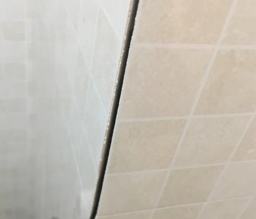 阳春瓷砖空鼓维修公司分享阳台瓷砖脱落的修复过程可以分为以下几个步骤