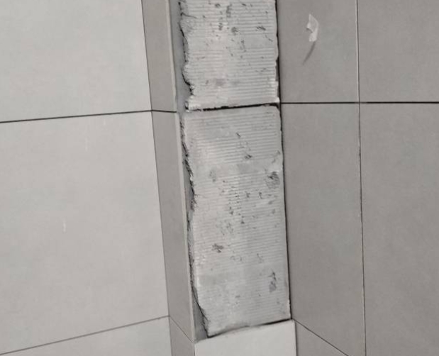 阳春瓷砖空鼓维修公司分享下瓷砖施工前基层浇水润湿程度不足，可能导致以下问题