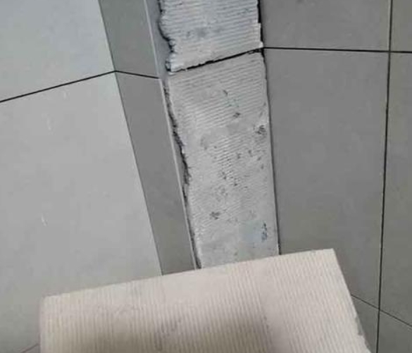 阳春瓷砖空鼓维修公司分享下厨房瓷砖脱落的补救措施。